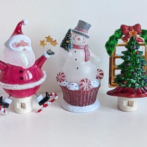 One *Holiday Night Light On Off Switch Plug In Santa Claus/ Snowman/ X'mas Tree